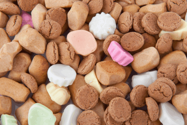 Tour door de Amsterdamse grachten met spijs, speculaas en andere lekkernijen. (Opstappen bij het Pultizer Hotel Prinsengracht 323, Amsterdam )